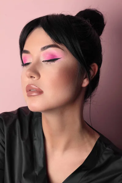 Beauty Woman Face. Closeup Of Beautiful Young Female Model With Fresh Natural Skin And Professional Facial Makeup On Pink Background. Portrait Of Sexy Girl With Glamour Hair Style. Japanese hairstyle. — Stock Photo, Image