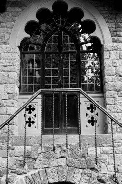 Eski gotik kapı. Simetri. Siyah ve beyaz