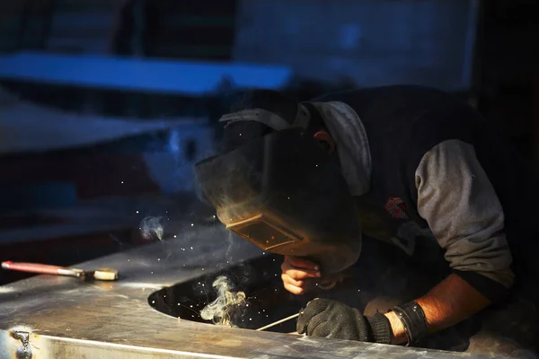 Soldador que trabaja con electrodo en soldadura semiautomática por arco en planta de producción de fabricación —  Fotos de Stock