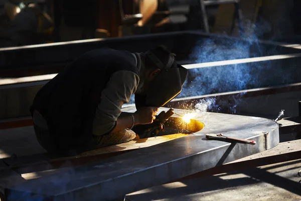 Soldador que trabaja con electrodo en soldadura semiautomática por arco en planta de producción de fabricación —  Fotos de Stock