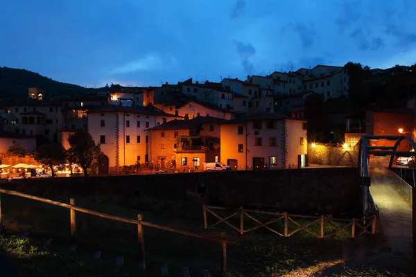 Schöne straße der toskanischen stia stadt bei nacht — Stockfoto