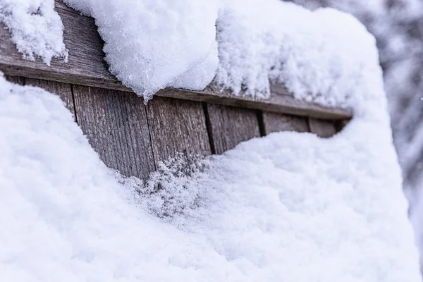 雪に覆われた木の質感 雪の中の木製のドア — ストック写真