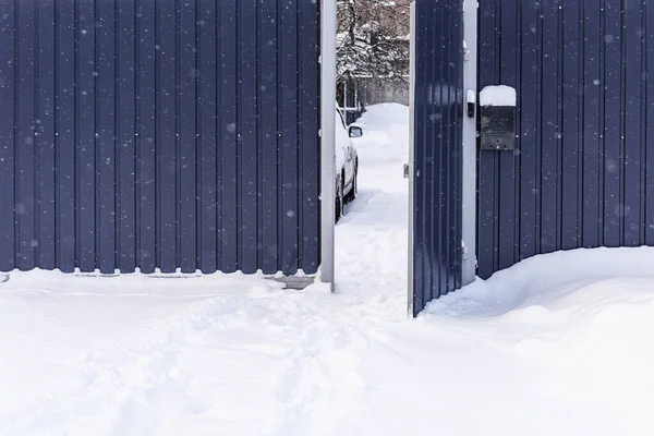 雪の中の足跡 雪のドリフト フェンス 霜の日の雪 雪の日は柵の中に門を開けてください 雪の中のフェンス — ストック写真
