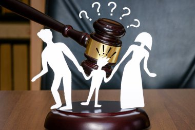 Aileden boşanırken yanında kalacakları çocukların yasal bölgesi. Mahkeme ve aile ve çocukların hakları. Ebeveynler boşandığında çocuğun mahkemede soru işareti vardır. Aile ve çocuk boşanması kavramı. Aile boşandığında çocuğun mahkemedeki hakları. le