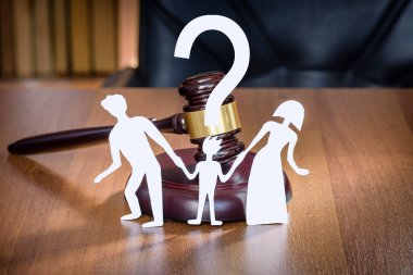 Ebeveynler boşandığında çocuğun mahkemede soru işareti vardır. Aile ve çocuk boşanması kavramı. Aile boşandığında çocuğun mahkemedeki hakları. Çocukların yasal bölgesi. 