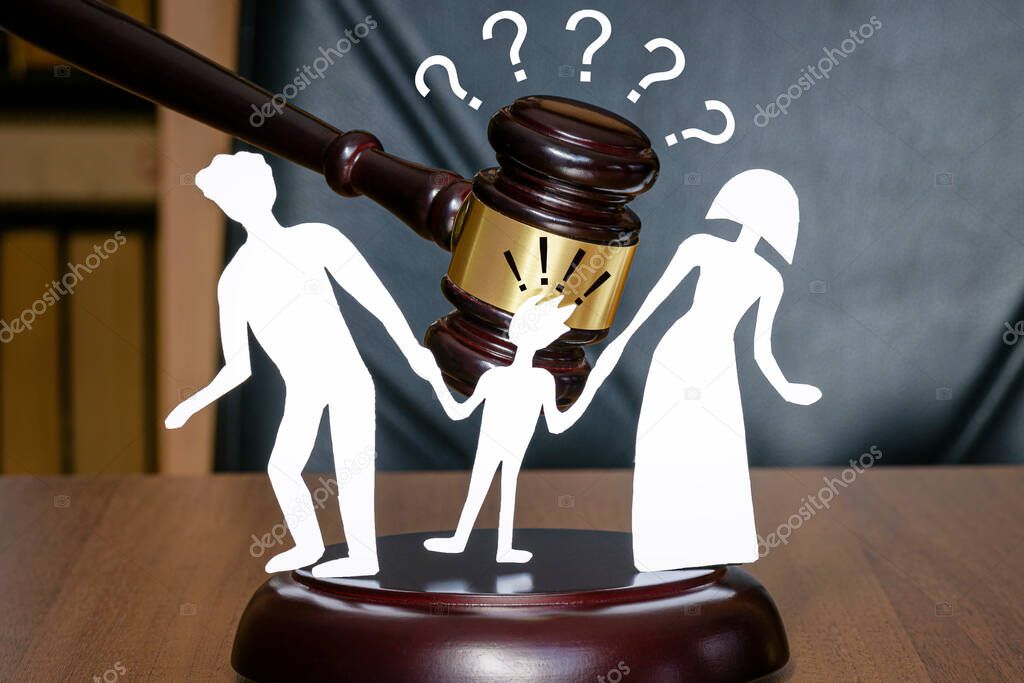 Children's legal zone when divorcing family, with whom to stay. court and the rights of family and children. Child has question mark in court when parents divorce. Family and child divorce concept. Rghts of the child in court when family divorces. le