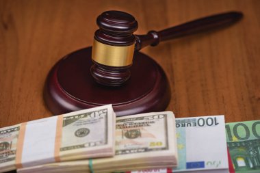 Yozlaşmış mahkeme. Yargıç 'ın tokmağı ve para demetleri yargıcın masasında. Para dolandırıcılarının duruşması.. 