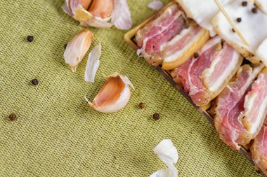  Dilimlenmiş pastırma ve dilimlenmiş sarımsak. Taze pastırma tabakta. Sarımsaklı pastırma..