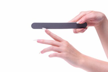 Kadın eli tırnak törpüsü tutuyor. Manikür salonu. Güçlü ve sağlıklı tırnaklar kavramı. Sağlıklı ve güzel tırnaklar. Güzel tırnaklar, yakın plan..