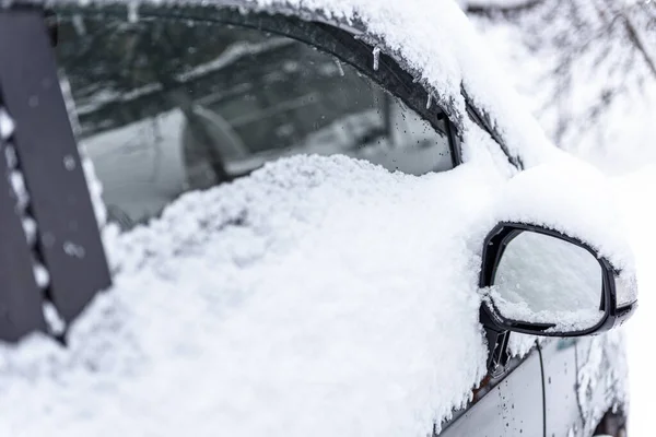 車で雪の雪のドリフト 車の雪の中で立っている 雪に覆われた車 雪のドリフトで車 — ストック写真