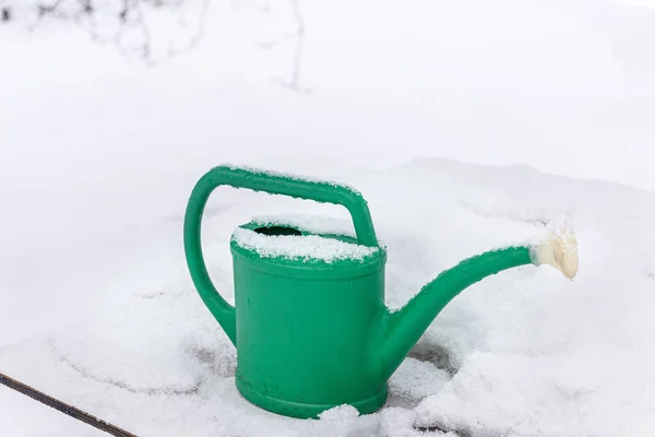 雪片が降っている 水は庭の冬に雪の中で庭を作ることができます 雪に覆われた庭の散水ができます 日中は雪の中の冬の庭のツール — ストック写真