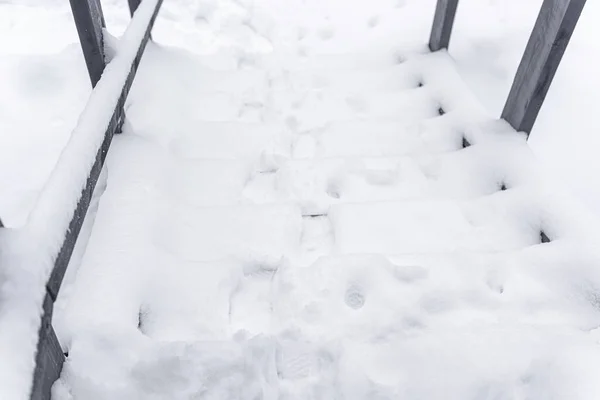 階段の上に男の痕跡を持つ白い雪 白い雪の上の人間の足跡のトップビュー 雪を閉めろ — ストック写真