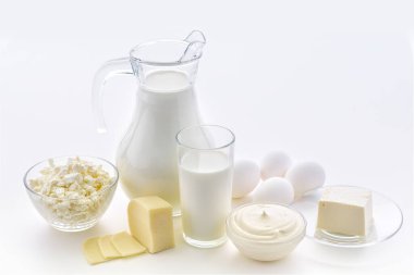 Süt, süzme peynir, ekşi krema, peynir, tereyağı, yumurta, sağlıklı süt ürünlerinden yaşam. Süt ürünleri çocukların sağlığı için iyidir. Ev yapımı süt ve sütten yapılabilecek şeyler..