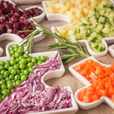 Sebzelerle dolu bir yapboz gibi. Sağlıklı beslenme konsepti. Vejetaryenler için taze sebze salatası. Vejetaryen salatası için taze sebzelerle dolu bir hayat..