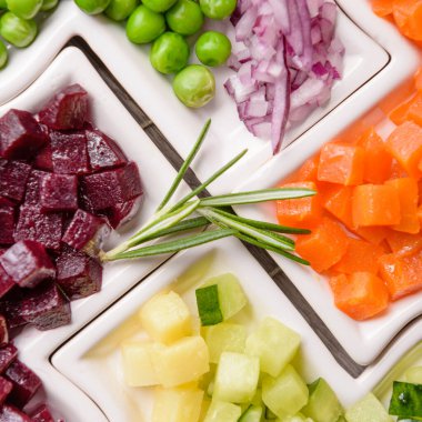 Sebzelerle dolu bir yapboz gibi. Sağlıklı beslenme konsepti. Farklı sebzelerle dolu tabak şeklinde vejetaryen salatası..