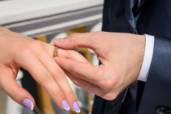 Mladá Nevěsta Ženich Navlékají Zlaté Prsteny Prst Ukazují Rukou — Stock fotografie