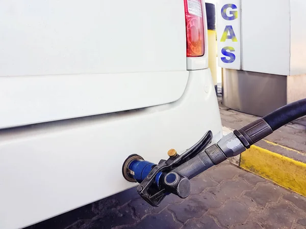 Στο Βενζινάδικο Λευκό Αυτοκίνητο Είναι Μπλοκαρισμένο Υγροποιημένο Αέριο Μέσα Από — Φωτογραφία Αρχείου