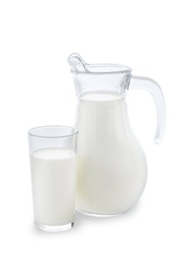 Temiz beyaz bir arka planda, içi tamamen taze inek sütü dolu bir sürahi ve bardak..