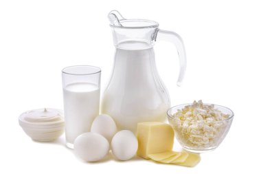 Süt ürünleri beyaz arka planda. Süt, süzme peynir, ekşi krema, peynir, tereyağı, yumurta, sağlıklı süt ürünlerinden yaşam. Süt ürünleri çocukların sağlığı için iyidir..