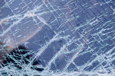 Kazadan sonra ön cam kırılmış. Ön cam kırılmış.