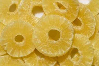 Sarı ananas tatlısı. Toz şekerle kesilmiş yuvarlak dilimler..