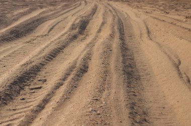 Yol. Arka planda yol var. Çöl manzarası. Resimli çöl otoyolu..