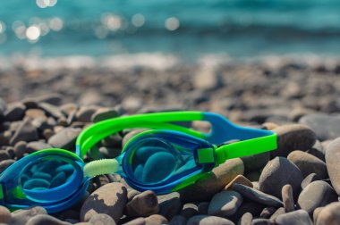 Deniz kenarında çakıl taşı plajında bir plaj tatili. Yüzmek için mavi-yeşil Ochki kumsaldaki gri taşlara uzanıyor..