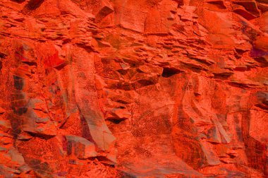 Üzerinde kırmızı Mars taşı dokusu olan bir yüzey. İç mekanlar için tasarımcı arka planı. Kızıl bir kayanın taş yüzeyi.