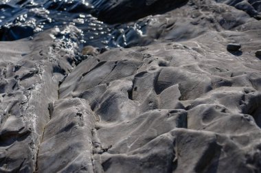 Koyu gri bir taşın dokusu veya tasarım için arkaplan