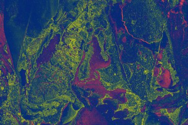 Renkli (kırmızı, pembe, sarı ve mor) arka plan veya doku olarak duvardaki taş mozaik fayanslar. Soyut bir kompozisyon.