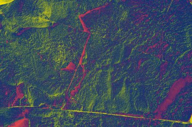 Renkli (kırmızı, pembe, sarı ve mor) arka plan veya doku olarak duvardaki taş mozaik fayanslar. Soyut bir kompozisyon.