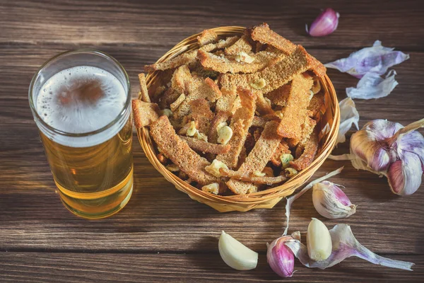 A bouquet of fresh beer and snacks with homemade, salted, rye rusks with garlic for beer. Very tasty homemade beer appetizer. — Stock Image Bouquet Fresh Beer Snacks Homemade Salted Rye Rusks Garlic Beer Stock Photo