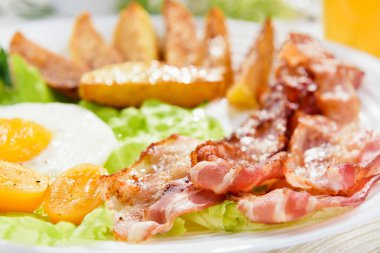 Pastırmalı kahvaltı ve salatalı yumurta. Lezzetli kızarmış pastırmalı sabah kahvaltısı