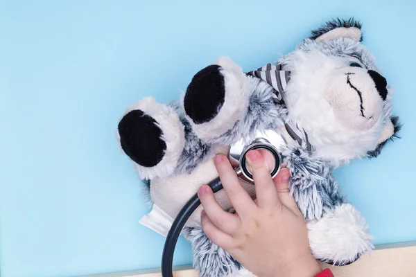 Conceito Amor Animal Criança Brincando Médico Enfermeiras Com Cachorro Pelúcia — Fotografia de Stock