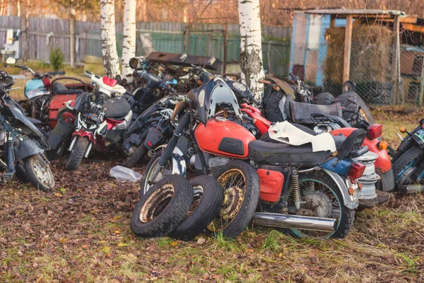 Vieux Vélos Rouillés Cassés Motos Voitures Jouets Moteurs Pneus Roues — Photo