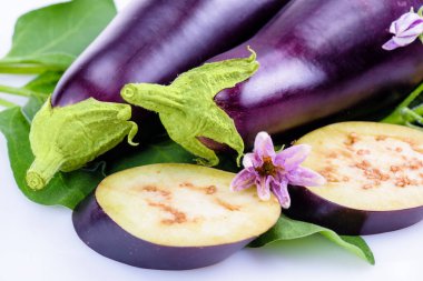 Taze dilimlenmiş patlıcan. Patlıcan yakın çekim. Patlıcan dilimleri ve yeşillikler. Patlıcan çiçeği. Sağlıklı yeme kavramı.