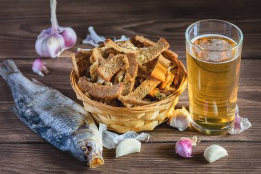 Bir buket taze bira ve ev yapımı, tuzlu, bira yerine sarımsaklı çavdar viskisi. Çok lezzetli ev yapımı bira aperatifi..