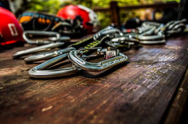 Dışarıdaki masada tırmanma ekipmanları.