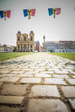 Timisoara Birlik Meydanı, Roma Katolik Kilisesi ve Kutsal Üçlü Heykeli