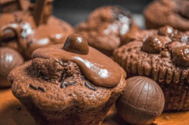 Çikolatalı kekler. Üstüne de çikolatalı krema.