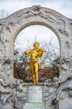 Stadtpark 'taki ünlü besteci Johann Strauss' un Anıtı