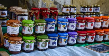 Ev yapımı reçel ve reçel kavanozları.