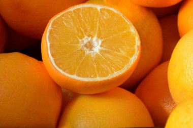 Çiftçi pazarında taze portakallar