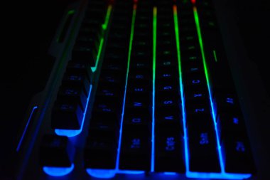 Renkli harf tuşlu bilgisayar klavyesi