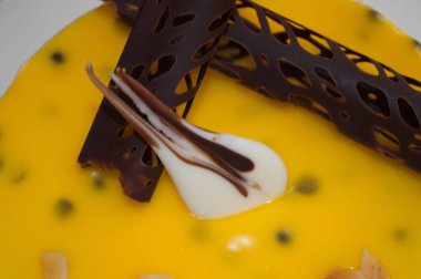 Lezzetli portakallı cheesecake 'in yakın çekimi.