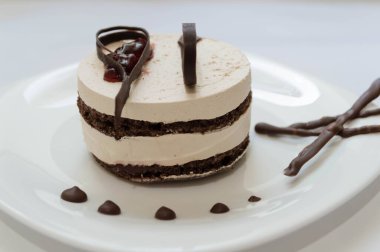 Vişneli pasta tabakta. Kapatın.