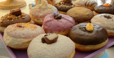 Tatlı masada renkli çörekler