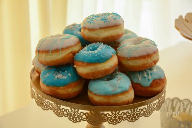 Tatlı masada renkli çörekler