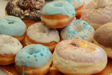 Tatlı masada renkli çörekler