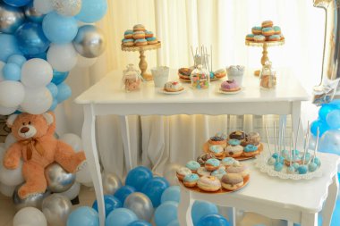 Tatlı bir masa, çörek ve kek.